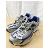 SZ. 11 NIKE TENNIS SHOES