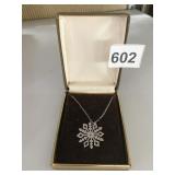 SNOWFLAKE NECKLACE IN BOX