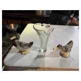 BLOWN GLASS VASE AND 2 CERAMIC DUCKS