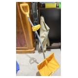 SNOW SHOVEL GREAT CONDITION