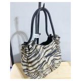 BLACK AND GOLD LIGHT WEIGHT PURSE W/ INNER