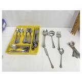 ONIEDA DISTINCTION DELUXE FLATWARE SERVICE FOR