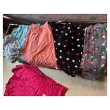 LADIES PAJAMAS SZ S/M, 2 PC FLEECE HEARTS, 2 PC