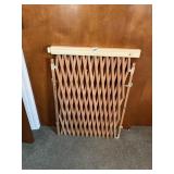 ACCORDION WOOD BABY GATE