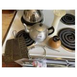 WOODBASE PEPPER GRINDER WITH BLACK CANDLE,