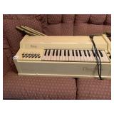 CHORD ORGON WITH 4 METAL LEGS