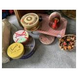 VINTAGE TV TRAY TINS AND TURKEY DECORATION PLUS 2