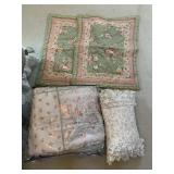 FULL QUEEN COMFORTER AND PILLOW SHAMS