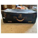 VINTAGE TRAVEL CASE WITH HANDLE PAPER INTERIOR