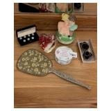 DRESSER MERE BUTTONS IN BOX MUSICAL DANCING