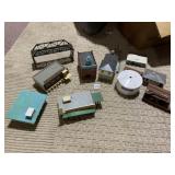 ASSORTED ASSEMBLED PLASTIC LAYOUT TRAIN BUILDINGS