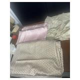 TABLECLOTH FLOWER DESIGN, GOLD / PINK FABRIC 42"