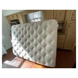 QUEEN MATTRESS NO STAINS VERY CLEAN HOUSE NO PETS