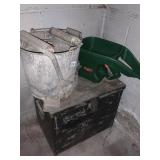 HAND SPREADER SCOTTS & GALVANIZED MOP BUCKET