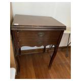 ROYAL DELUXE VINTAGE SEWING MACHINE IN CABINET