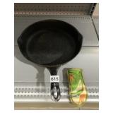 cast iron skillet w/ cover handle