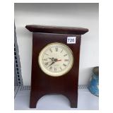 QUARTZ ARCH BASE CLOCK