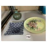 4 INCH GLAZE VASE, PRIMO BLUE AND WHITE DISH,