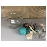 DOUBLE HANDLED GLASS VASE IN BEACH MOTIF BALLS