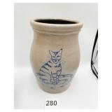 ROWE POTTERY WORKS CROCK WITH CAT ON FRONT, 7"