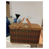 PLAID LUNCH BOX W/ PIE STAND