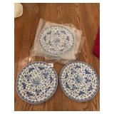 19TH CENTURY JAPANESE PORCELAIN PLATE CLOUD GROUP