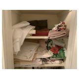 GROUP OF TABLECLOTHS, HAND TOWELS AND LINENS