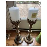 2 NEW CANDLES AND METAL BASES
