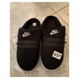 NIKE SZ. 9 SLIP ON SHOES