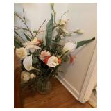 BLOOMING FLOWER ARRANGEMENT IN GLASS VASE