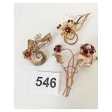 PIN GROUP GOLD TONE WITH RED STONES PEARL CENTER