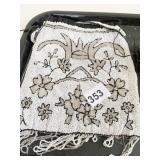 WHITE BEADED PURSE WITH FLORAL DESIGN IN CLEAR
