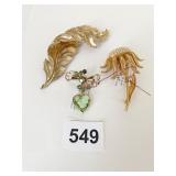 BSK GOLD TONE FLOWER PIN WITH TINY PEARLS GOLD