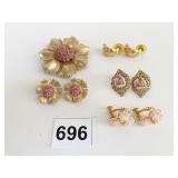 GOLD TONE FLOWER PIN PINK RHINESTONE CENTER