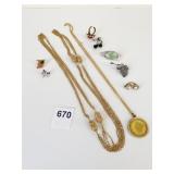 GOLD TONE NECKLACE WITH GOLD TONE COIN PENDANT