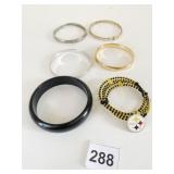 STEELERS MEMORY WIRE BEADED BRACELET GOLD TONE