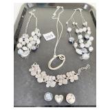 SILVER TONE OPEN WORK PENDANT NECKLACE