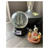 MICKEY MOUSE 100 YEARS SNOWED GLOBE AND NEW YORK