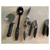 PIZZA CUTTERS, PAST LIFTER, GARLIC PRESS