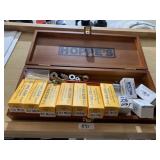 HOPPES WOOD CASE WITH HAND LOADING CRIMPS AND OR