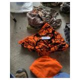 VARIOUS THERMAN BACLAVAS CAMO AND ORANGE CAMO