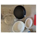 2 GLASS PIE PANS IN CARRIER AND BAKING PAN