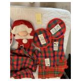 CHRISTMAS OVEN MITTS, APRON, POT WARMERS & TRAY