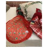 VARIOUS CHRISTMAS PLACEMATS, MITTS PILLOWS