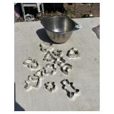 METAL COOKIE CUTTERS AND STAINLESS-STEEL MIXING