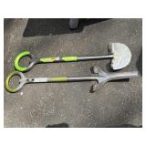 LAWN EDGER TOOL AND PLANTING TOOL LIKE NEW