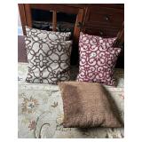 5 ACCENT PILLOWS 1 NEWPORT