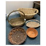 WICKER LAUNDRY BASKET & 4 ASST BASKETS