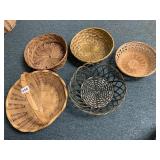 ONE HANDLED BASKET AND FOUR BREAD/ROLL BASKETS