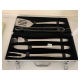 GRILL UTENSIL SET IN METAL CASE